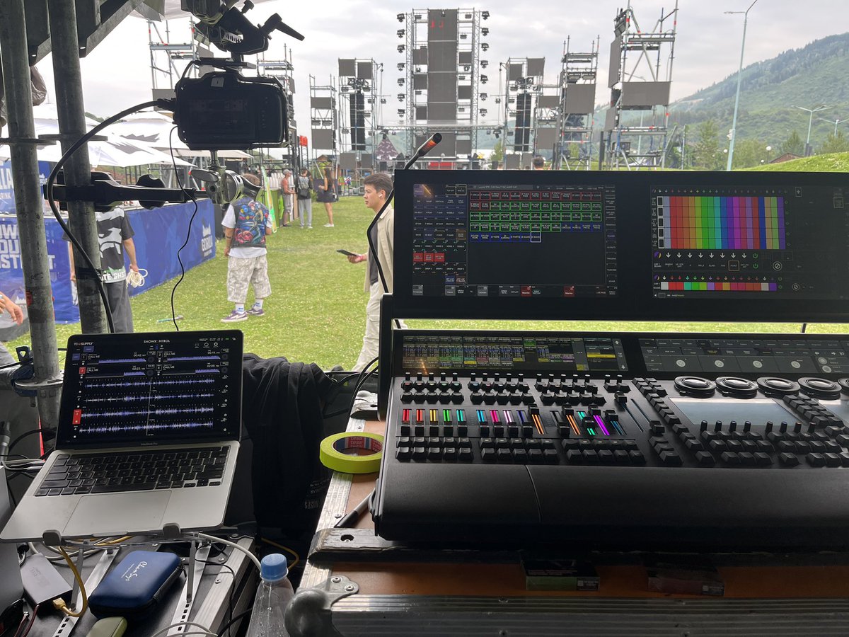 nvapog's tweet photo. If you do lights or video for music festival with a djs, you should use a Showkontrol. https://t.co/EYCM36NeWk