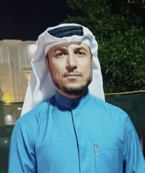MOJAHWAZ's tweet photo. بازداشت مجاهد سواری، فعال مدنی اهوازی در یورش بامدادی نیروهای اطلاعات اهواز

مجاهد سواری، فعال مدنی و فرهنگی ۳۷ ساله اهوازی، بامداد يكم تيرماه ۱۴۰۵ در منزل شخصی‌اش واقع در کوی مندلی اهواز توسط نیروهای اطلاعات بازداشت و به مکان نامعلومی منتقل شد.

بنا به گزارش منابع حقوق بشری محلی، مجاهد سواری، فرزند جبار، متأهل و پدر چهار فرزند است. وی پیش‌تر در بیمارستان گلستان اهواز شاغل بود، اما پس از اخراج از این مجموعه، برای تأمین معاش به رانندگی تاکسی سرویس روی آورد.

نیروهای امنیتی در ساعات اولیه بامداد و به صورت ناگهانی به منزل وی یورش بردند. این اقدام باعث ایجاد وحشت و رعب شدید در میان کودکان و اعضای خانواده شده است. تا لحظه انتشار این خبر، هیچ اطلاعى از محل نگهداری مجاهد سواری، وضعیت سلامتی او و اتهامات منتسبه دريافت نشده است.

فعالان حقوق بشر اهواز با ابراز نگرانی از شرایط این بازداشت، آن را نمونه‌ای از فشارهای امنیتی بر فعالان مدنی و فرهنگی منطقه مى دانند.

#بازداشت 
@MOJAHWAZ
