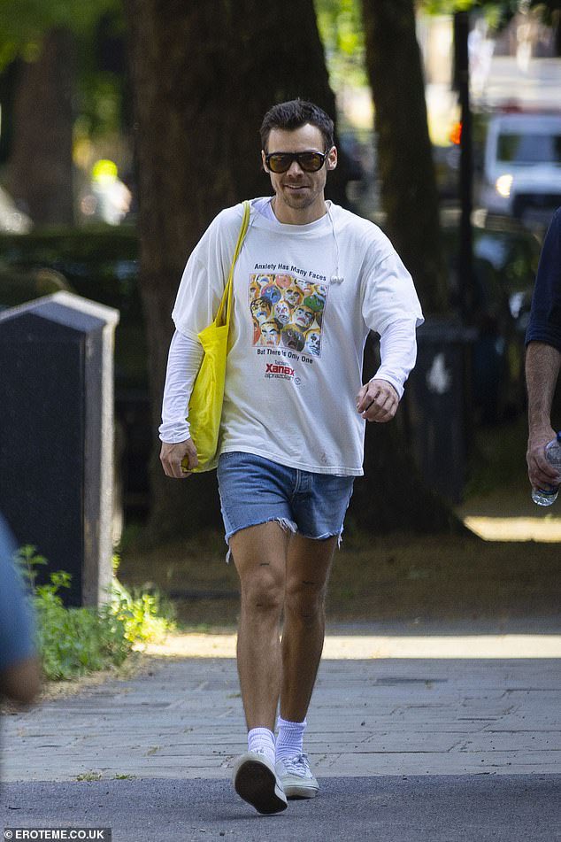 hsdcandids's tweet photo. Harry out and about in London - June 22 https://t.co/uBBm2QU4pK