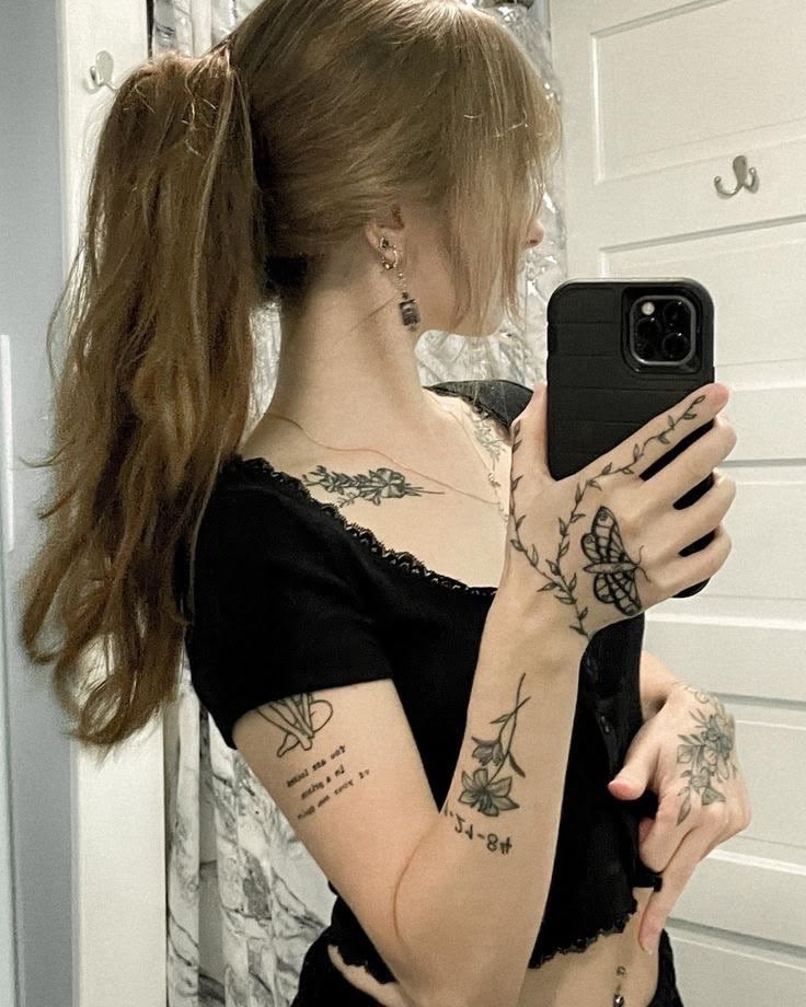 constelarion's tweet photo. pov: você pediu pra ver minhas tatuagens. https://t.co/BTgFmh0kVz