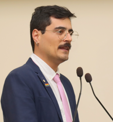 camasao50's tweet photo. 🚨 URGENTE! Protocolei uma Notícia de Fato ao Ministério Público de Santa Catarina pedindo a investigação de um suposto grupo de extermínio que atua na Praia da Galheta, em Florianópolis. 

No documento, cito declarações públicas de Marcos Lemos Ornellas Dátolli, conhecido como "Baiano", que afirmou, em audiência pública na última semana, fazer parte de uma "equipe especializada" voltada ao extermínio e neutralização de pessoas que frequentam a praia. Não foi uma fala ambígua. Não foi uma metáfora. Foi uma confissão pública, diante de autoridades, câmeras ligadas e transmissão ao vivo, de que existe um grupo organizado agindo com violência como se tivesse o direito de fazer justiça com as próprias mãos.

O contexto é ainda mais grave quando se sabe que esse mesmo homem já responde por lesão corporal grave em outro caso ligado à Galheta, e que já se apresentou como liderança desse grupo em audiências anteriores - na própria Câmara, em abril de 2024, e na Assembleia Legislativa, em março de 2025. E o que veio depois da fala, na audiência deste mês, foi revelador: quando questionado sobre o que havia dito, "Baiano" se levantou, veio em minha direção, totalmente alterado, dentro da própria Câmara e sob a inércia da Polícia Militar de SC. Quem interveio foi o Comandante da Guarda Municipal. E esse é o retrato perfeito de uma estrutura que olha para certo tipo de violência e decide não ver.

A Notícia de Fato pede que o MP apure a existência desse grupo, identifique seus integrantes e investigue possíveis crimes de organização criminosa, homicídio e lesão corporal. É preciso dizer: quando alguém confessa publicamente que integra uma organização de extermínio, o Estado não pode dar de ombros. Nós não vamos aceitar que isso siga impune!