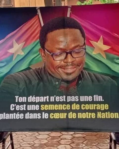 EsBi_Media's tweet photo. 🛑SOCIÉTÉ - D’ALINO FASO À ELYSÉE LE SNIEPER : LA CÔTE D’IVOIRE DEVENUE LE TOMBEAU ET LE PIÈGE DES INFLUENCEURS AFRICAINS ? (Le commentaire de la rédaction)

La Côte d’Ivoire vient encore de brandir ses muscles là où on attendait de la grandeur. L’arrestation spectaculaire de l’influenceur camerounais Elysée Le Snieper, survenue ce dimanche 21 juin 2026 dans un hôtel de Grand-Bassam, n’est pas un simple fait divers judiciaire. C’est la réédition terrifiante d'un mode opératoire désormais bien rodé par l'appareil d'État ivoirien. En jetant ce cyber-activiste aux mains des enquêteurs pour une banale vidéo d'archives datant de la CAN 2021, le pouvoir d'Abidjan réveille instantanément le fantôme de l’affaire Alino Faso. La méthode policière est un copier-coller macabre qui témoigne d'une systématisation du piège numérique. Hier, le 10 janvier 2025, c’était l’influenceur burkinabè Alain Christophe Traoré, alias Alino Faso, que l’on cueillait à Abidjan sous le motif fourre-tout et hautement politique d'intelligence avec des agents d'un État étranger. Aujourd’hui, c’est Elysée Le Snieper que l'on capture au saut du lit pour des propos jugés offensants envers les institutions. 

Dans les deux cas, la stratégie reste inchangée : la machine d'État attend que des figures majeures des réseaux sociaux africains foulent le sol ivoirien, attirées par des opportunités professionnelles ou des partenariats, pour ensuite les cueillir en toute traîtrise. On instrumentalise leur présence physique pour régler des comptes virtuels. Le cynisme de la rhétorique officielle est lui aussi calqué sur le même modèle de communication laconique et lénifiante. Pour Alino Faso, le procureur de la République, Oumar Braman Koné, justifiait l'injustifiable en prétendant avec une indécence rare que sa séquestration à l’école de gendarmerie était une mesure de protection assurée pour sa propre sécurité, allant jusqu'à vanter son accès à la télévision, au petit-déjeuner et au dîner. On connaît la fin tragique de cette détention présentée comme dorée : un prétendu suicide par pendaison le 24 juillet, une version officielle massivement rejetée par Ouagadougou, suivie du retour d'une dépouille enveloppée dans le drapeau national devant des milliers de Burkinabè en larmes à l'aéroport le 18 août. En annonçant aujourd'hui avec la même froideur administrative qu'Elysée Le Snieper va être déféré devant les autorités judiciaires après son interrogatoire, la Police ouvre les portes du même tunnel obscur. C’est la même opacité administrative qui se met en branle, celle dont on sait désormais comment on y entre, mais jamais si l'on en sortira vivant. Alino Faso a payé de sa vie son activisme et ses opinions supposées. 

Elysée Le Snieper, citoyen camerounais résidant en Allemagne et ingénieur de formation, se retrouve menotté pour des vannes de football vieilles de cinq ans. Quelle est la crédibilité d'un État qui se prétend hub économique de l'Afrique de l'Ouest mais qui arrête les partenaires commerciaux de ses grandes entreprises à cause de vieux posts Facebook ? Le message envoyé par Abidjan au reste du continent est limpide : la Côte d'Ivoire est devenue une zone de haute insécurité juridique, un territoire où un influenceur étranger de passage n'est rien d'autre qu'un otage en sursis. Si l'appareil judiciaire et sécuritaire ivoirien pense pouvoir réitérer le huis clos opaque et mortel qui a entouré l'affaire Alino Faso, il commet une erreur d'évaluation historique. Le cas d'Elysée Le Snieper est d'ores et déjà scruté de très près par l'Afrique centrale, le Cameroun et la diaspora en Europe. Déterrer des vidéos obsolètes pour traquer des créateurs de contenu ne restaurera jamais l'autorité de l'État ni le respect de ses institutions ; cela ne fait qu'exposer aux yeux du monde la paranoïa maladive d'un système politique qui tremble devant le moindre clic et panique face à la moindre critique.

#EsbiMedia