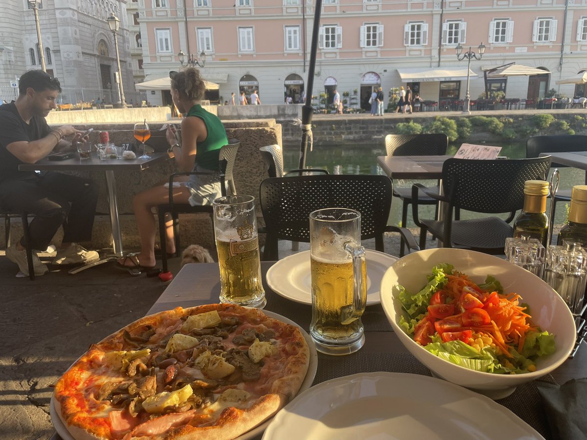 MariaAnnaStich's tweet photo. Maria kocht nicht, isst nur in Triest😋 https://t.co/lcJj5l7Jz3
