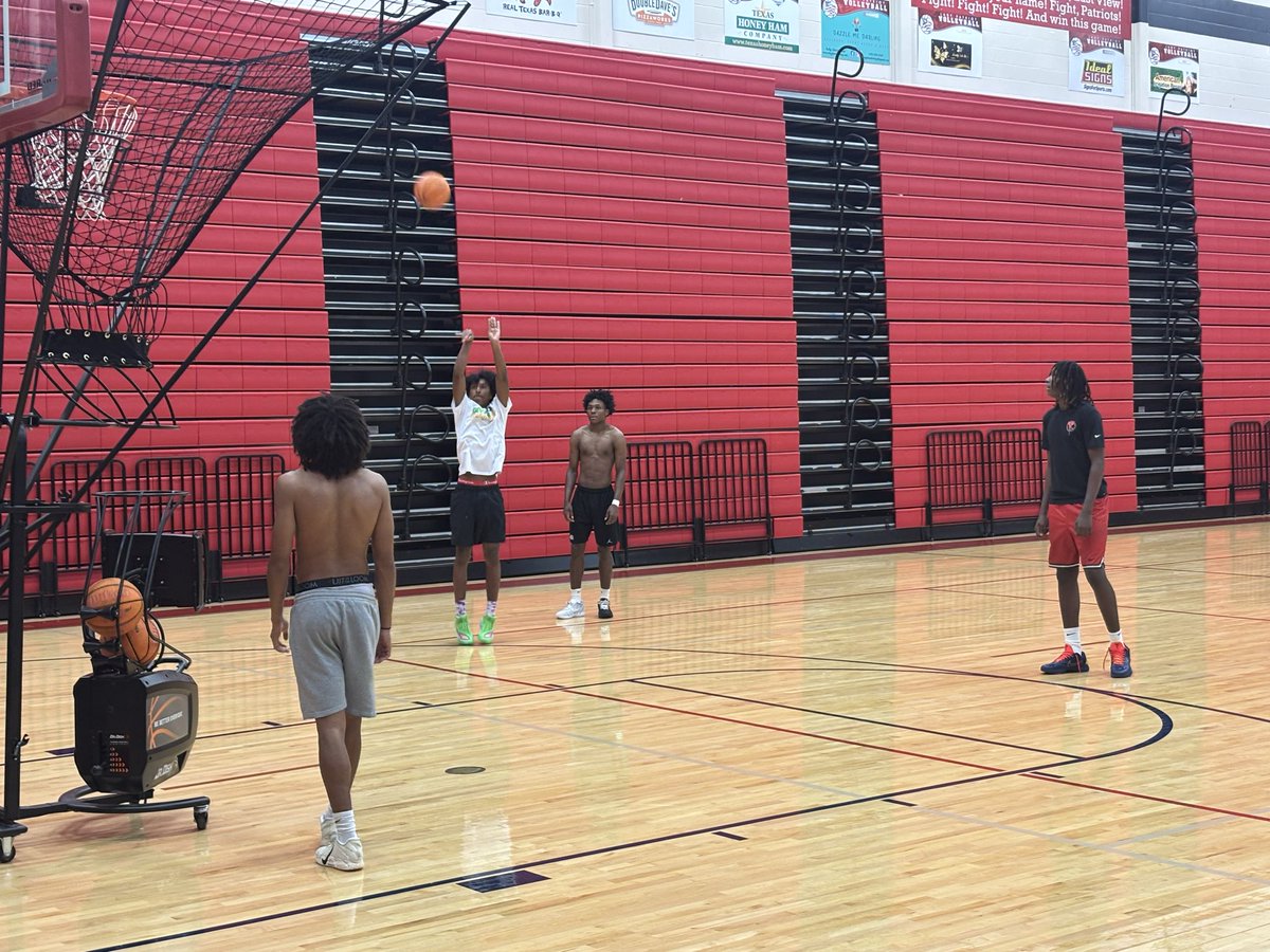 EV_Hoops's tweet photo. Varsity had the day off today but some guys are too excited about TABC to not be in the gym.  Let’s Go Pats!!!
@BrandonMEasley @_marco4x @d2shifty4u @Damiancalleja28 https://t.co/TJjx87zgGI