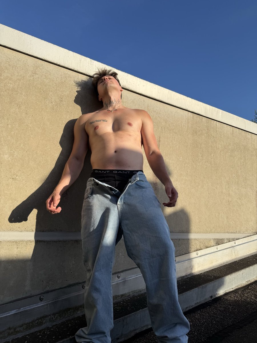 JadenSinner's tweet photo. This weather makes me so Horny😩🏳️‍🌈

https://t.co/lmG6FM27RI https://t.co/ljpEr7Q8Ku