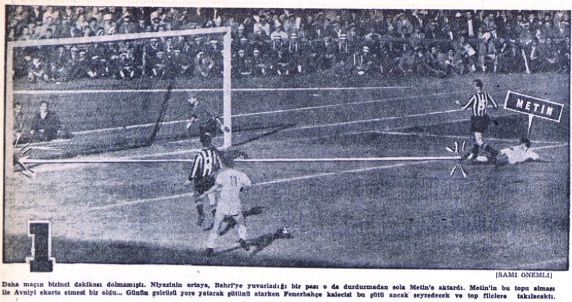 jimithekewl's tweet photo. 18 Aralık 1960’ta Fenerbahçe’ye karşı alınan 5-0’lık epik galibiyette Galatasaray’ın teknik direktörü olan Gündüz Kılıç, maçtan 3 gün sonra, 21 Aralık günü Milliyet’te yayımlanan “Evvelâ yürek sonra mahâret” başlıklı bir yazı kaleme alır. 

Bu yazıda büyük ölçüde Metin Oktay’ın maçtan önceki sakatlığına ve “yüreği”ne değinir ama yeşil sahanın çizgilerini aşan bir insanlık dersi verir.

Bu yazının bir önemi de, Sarı-Kırmızılıların iki efsanesi, Gündüz Kılıç ile Metin Oktay arasındaki ilişkiye ve aralarında kurdukları diyaloğun tarzına dair tarihe not düşen bir örnek içermesidir. Her ne kadar sonraki dönemde, özellikle de Metin Oktay’ın futbolculuğunun son döneminde ve futbolu bıraktıktan sonraki idareciliği sırasında Kılıç’la arası “biraz” bozulacak olsa da, aktif futbolculuğu sırasında onunla nasıl Baba-oğul ilişkisi kurduğunu bu yazı bize iyi örnekler.

Gündüz Kılıç yazısında öncelikle, Fenerbahçe maçından iki maç önce, uçakla İzmir’den dönerken yanındaki boş koltuğa Metin’in gelip oturduğunu ve “Baba, size içimden gelen bir şey söylemek istiyorum amma, şimdiye kadar benim hiç büyük laf ettiğimi işittiniz mi ilk önce siz söyleyin de rahat başlayayım sözlerime” dediğini aktarır.

Kılıç ise “Hayır, Metin,” diye cevap verir, “Sen çok büyük işler başardın, fakat asla büyük konuşmadın ve böbürlenmedin.”

Metin de “Öyleyse,” der, “baba, ne olur aramızda kalsın. Fenerbahçe maçımızdan hiç korkma, açık farkla kazanacağız maçı.”

Kılıç’a göre, Metin “sanki pek utanılacak bir laf etmiş gibi alnı terden boncuklaşarak ve yüzü kızararak” kaçıp gider onun yanından.

Kılıç’ın anlatımına göre, uçaktaki o konuşmanın ertesi günü kulübe fil bacağı gibi şişmiş bir ayakla topallayarak gelen Metin’in bileği, amansız tedavilere rağmen, bir önceki Kasımpaşa maçına kadar bir türlü iyileşmez. Kasımpaşa maçı öncesi yapılan son denemede durumun ümitsizliği karşısında Kılıç, Metin’in kulağına eğilerek büyük laf etmenin doğru olmadığını fısıldar. Hatası yüzüne vurulan bir çocuk gibi kızaran Metin, “Allah büyüktür babacığım, daha önümüzde iki gün var, ben hemen Yorgo’ya gidiyorum, bu gece de ayağıma sıcak ekmek içi sararız” diyerek umudunu dile getirir.

Galatasaray’ın Kasımpaşa ile berabere kalmasının ardından, takımdaki ve tribündeki karamsar havayı dağıtmak isteyen Metin, Gündüz Kılıç’a kimseye duyurmadan Galatasaraylı futbolcular Ayhan ve Kâmil’i de alıp Mecidiyeköy’e gitmeyi, ayağını gizlice denemeyi teklif eder. Sahaya topallaya topallaya çıkan, ancak müthiş bir irade kuvvetiyle acıya direnen efsane, bir saatlik çalışmanın ardından rahatça depar atacak seviyeye gelir. İdman bitiminde soyunma odasına girdiklerinde Kılıç’a dönerek, “Tamam baba, bu ayak beni idare eder. Yalnız ne olur ne olmaz siz yanınızda bir Novakain iğnesi bulundurun, oyunda eğer fazla bir acı duyarsam hemen çıkar onu vurdurur gene oynarım” der.

Büyük derbiye yirmi dakika kala, bir önceki maçta burnu parçalandığı için oynayamayan Kaptan Turgay’ın gözyaşları içinde arkadaşlarından kendi eksikliğini hissettirmemelerini istemesinin ardından Kılıç, Metin’in yanına gider. Her maç öncesi yaptığı gibi ayaklarını duvara dayayıp sessizce konsantre olan Metin’e, “Allah bacaklarına kuvvet versin” diye dua eder.

Kılıç, dört gollü o tarihi zaferin ardından, etrafı henüz alnını ve şiş bileğini öpmek için bekleşenlerle çevriliyken Metin’in yavaşça kulağına eğilip “Allah beni şımartmasın baba, ne olur tevazudan ayrılan bir hareketimi görürseniz beni ikaz edin” dediğini aktarır. Gündüz Kılıç, büyük işleri ancak içlerini, yüreklerini ve inançlarını kontrol altına alabilenlerin başarabileceğini vurgular ve yazısını o epik temenniyle bitirir: 

“Allah seni, beni değil, düşmanlarımızı bile şımartmasın Metin!...”