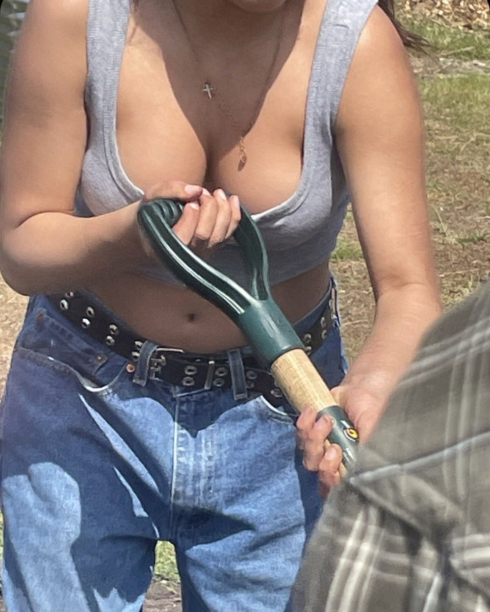 warriors7643's tweet photo. #teen #teengirl #boobs #titties #nobra https://t.co/6APAk6SIji