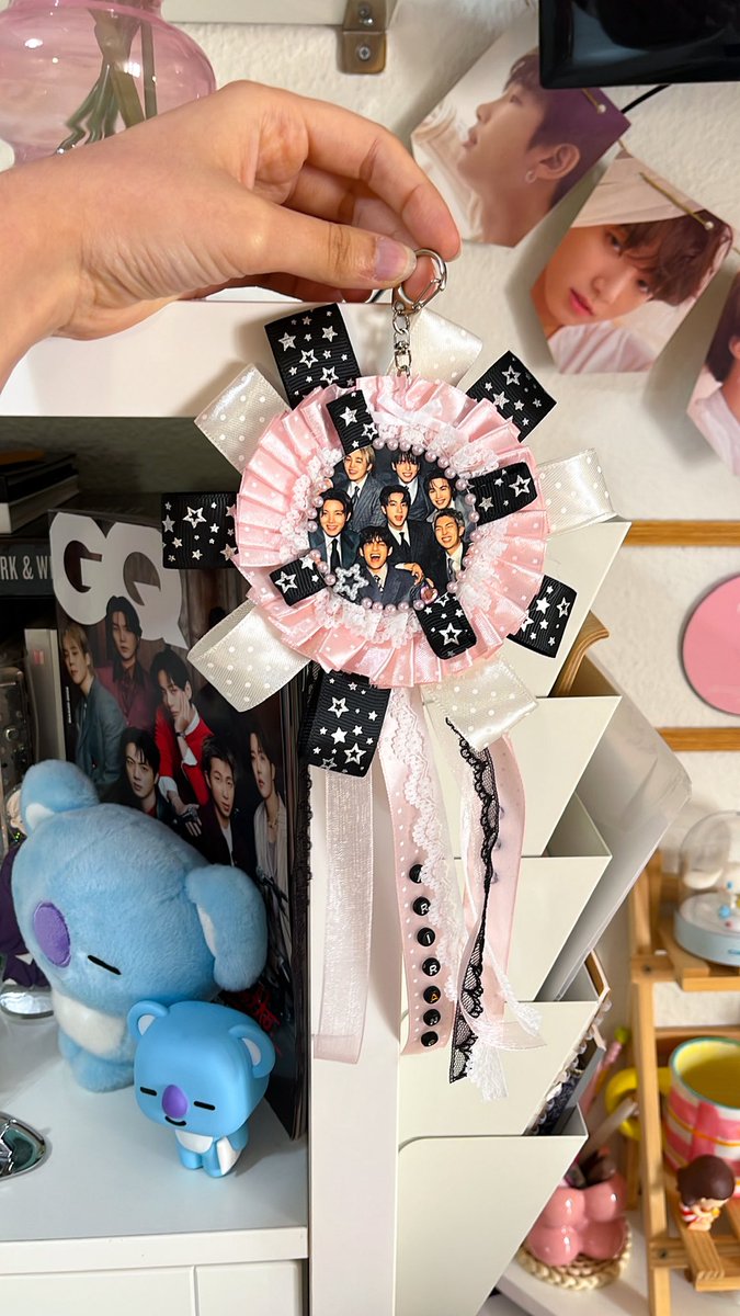 joon_child__'s tweet photo. Yo cuando mañana vaya a ver tiendas buscando moñecos de bt21, pop mart y turisteando por los madriles y me encuentre namjoon con mi pequeña totebag nada insinuante, mis pines con su cara, y mi llavero con sus fotos https://t.co/HOdUpf72uR