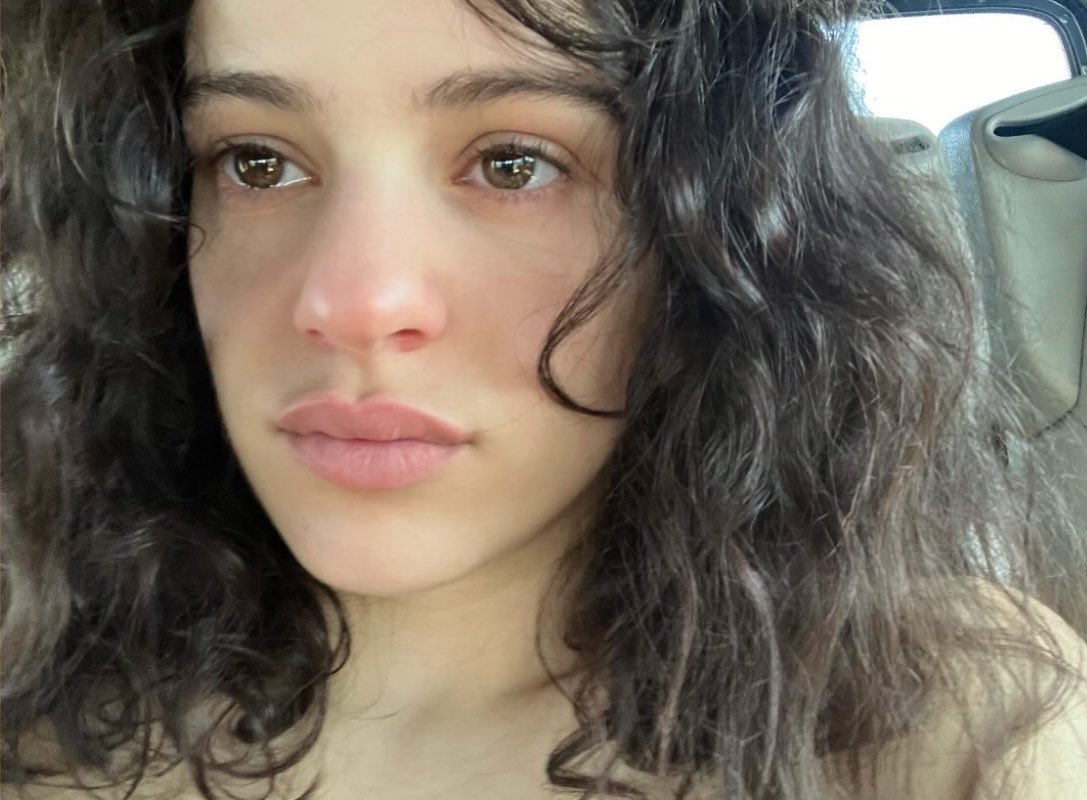 dorlerme's tweet photo. como pode esse rostinho de 20 aninhos mds, queria saber qual é a rotina de skincare dela https://t.co/YakLcTotv3