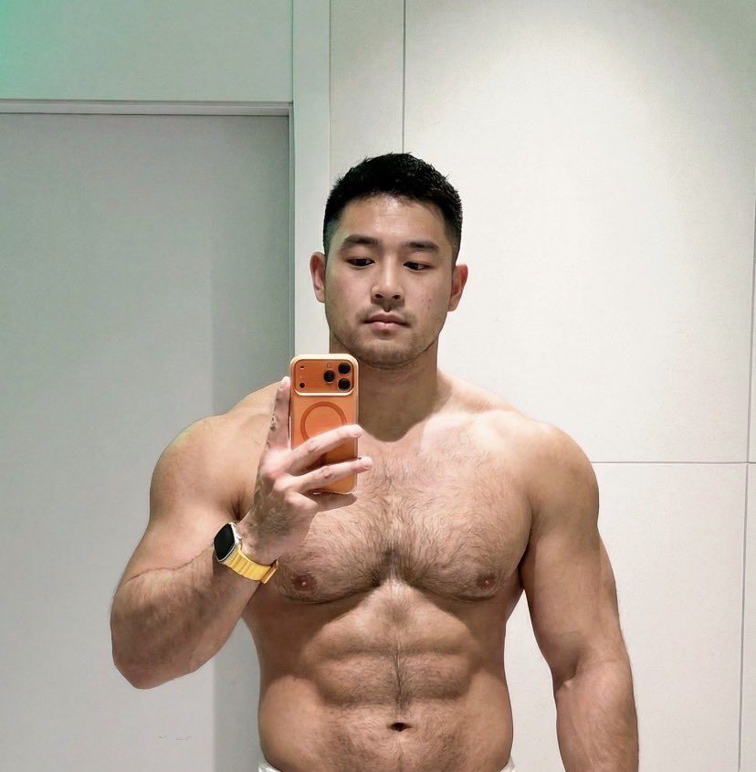 Hayuma_MM's tweet photo. 一日はジムからスタート💪

トレーニングで得られる充実感が好き。
そして、理想の自分に少しずつ近づいていく過程も好き。

いつか出会う人が、
そんな自分の努力を認めてくれて、
一緒に成長していける存在だったら嬉しい。

#Gay #LGBT #GayJapan #ジム https://t.co/KPaX9RmGKG