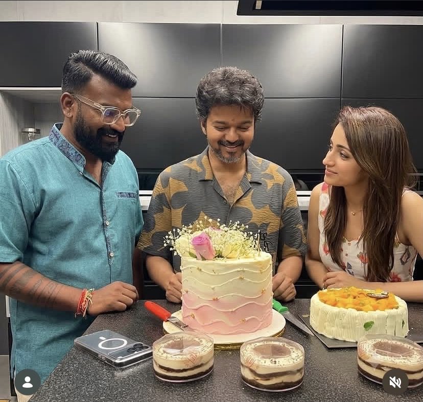 Iam_Aathi's tweet photo. @sunnewstamil The real picture, pure attention seeking from @trishtrashers https://t.co/vpkUEkrh0j