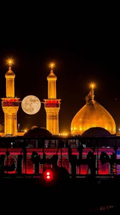 sunnyidin's tweet photo. کربلا کی خاک پرکیاآدمی سجدے میں ھے
موت رسوا ھو چکی ھے زندگی سجدے میں ھے

اس پہ حیرت کیا لرز اُٹھی زمینِ کربلا
راکبِ دوش پیغمبر آخری سجدے میں ھے
#محرم_١٤٤٨هـ 
#اردو_زبان https://t.co/HHFeyja5Y2
