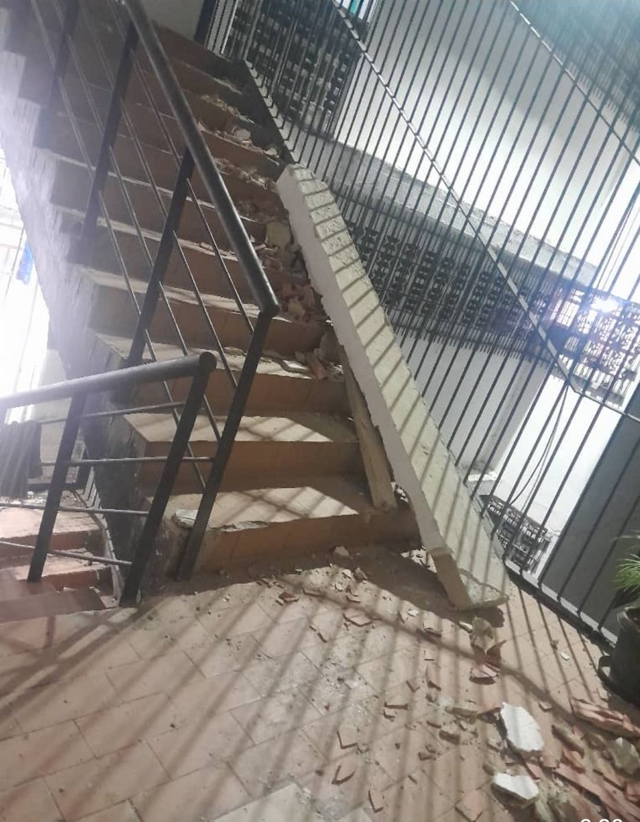 ReporteYa's tweet photo. #24Jun #Venezuela #Terremoto #RamoVerde
@TAMARA_SUJU: Sobre las carceles donde estan los presos politicos nos llegan reportes:

Ramo Verde la mas afectada con graves daños en sus estructuras.  Es un caos. Se habla de que el piso 5 de una de las torres colapso.  Los derenidos estan bien.

En Rodeo 1 y 2 se reporta por ahora bien. Sin mayores daños. Presos estan en la cancha.

Yare tambien reportan sin mayores daños. Los presos estan en lugar abierto.

Las fotos son de Ramo Verde la carcel militar.
