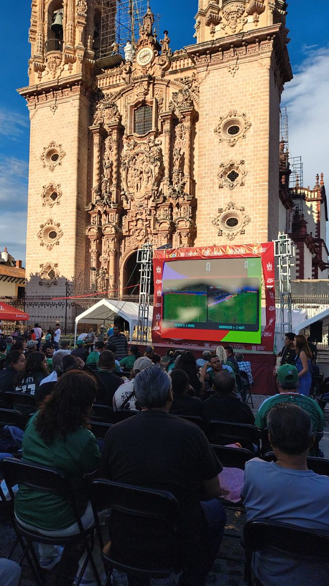 EvelynSalgadoP's tweet photo. Entre porras, aplausos y mucha emoción, miles de personas viven cada jugada en un ambiente de convivencia, alegría y sana recreación. ¡Vamos México! 🇲🇽 👏 (2/2) https://t.co/sp9GO6n7vz