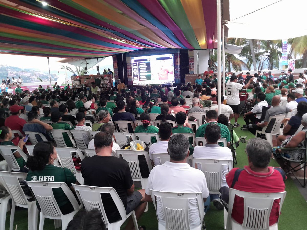 EvelynSalgadoP's tweet photo. Entre porras, aplausos y mucha emoción, miles de personas viven cada jugada en un ambiente de convivencia, alegría y sana recreación. ¡Vamos México! 🇲🇽 👏 (2/2) https://t.co/sp9GO6n7vz
