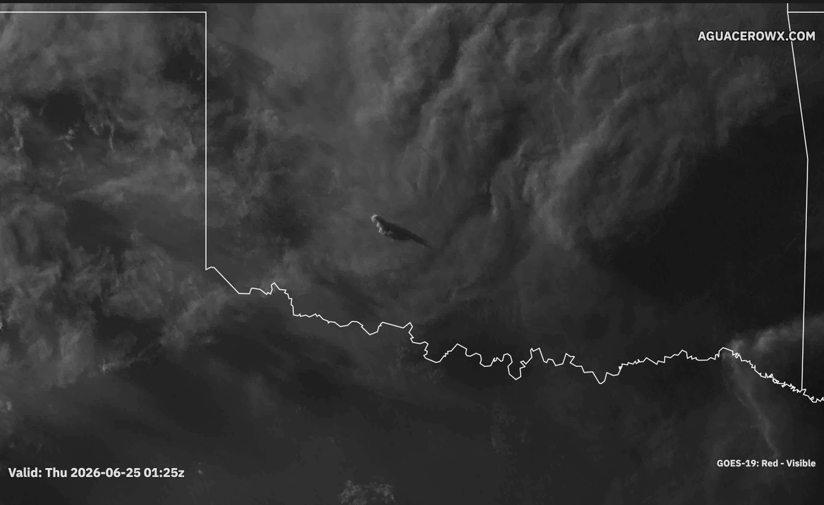 _victoraalvarez's tweet photo. Thin, solitary updraft casting a shadow above the wildfire smoke plume blanketing Oklahoma's skies this evening! #okwx https://t.co/KXE9qwE9LH