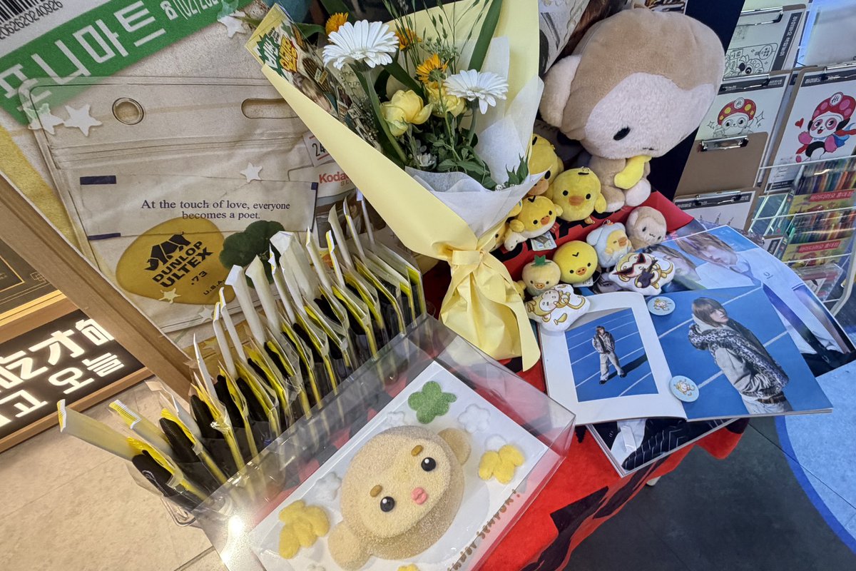 SH_HBD_HD's tweet photo. 목요일 운영 시작했습니다! 
특전은 꽃다발 옆 바구니에서 1인 1개 수령하시면 됩니다! https://t.co/WTghrVP3Fs
