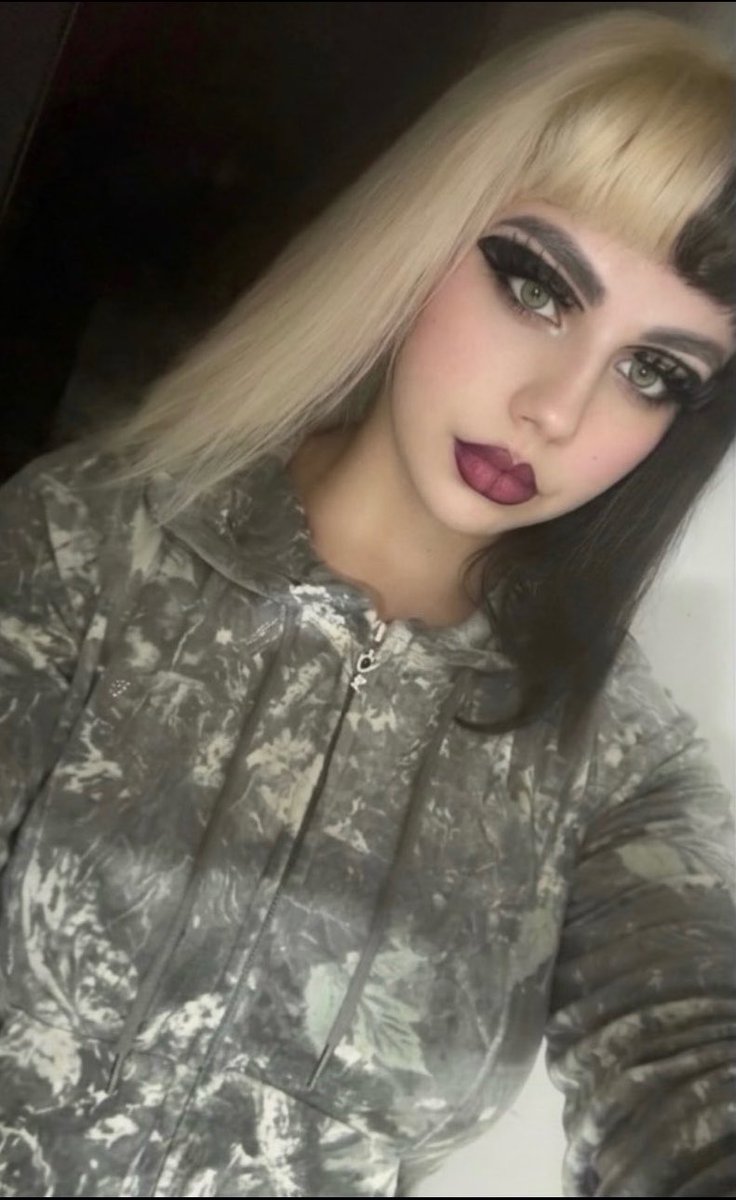 Elektra_purple's tweet photo. 💋

#dolllips #makeuplook #gothmakeup #splithair https://t.co/el5bjAz4hP