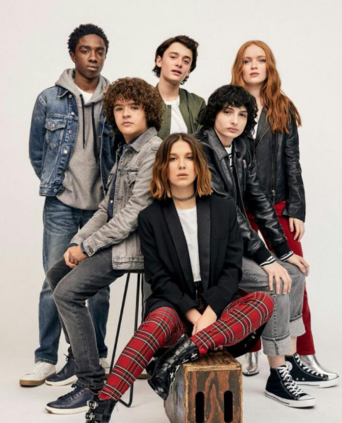 seriesemcena's tweet photo. Millie Bobby Brown revelou que entrou em uma “leve depressão” após o fim de “Stranger Things” e passou semanas ligando para os colegas de elenco para resolver questões mal resolvidas:

“Eles provavelmente acharam que eu estava louca. Eu ficava perguntando: ‘A gente ainda é amigo, né? Você não vai parar de falar comigo, vai?’ Também dizia: ‘Me desculpa se em algum momento eu te magoei’. Eu só queria consertar qualquer coisa que pudesse ter ficado mal resolvida. Pensava: ‘Já se passaram 10 anos, e eu realmente quero continuar sendo sua amiga. Você é como um irmão para mim’. Então eu estava na praia, estava tudo lindo, e eu simplesmente sentei e comecei a chorar. Foi um momento muito difícil.

E ninguém nunca vai entender isso de verdade. Eu comecei a série aos 10 anos, e essa personagem era parte de quem eu sou. Essas pessoas estiveram na minha vida mais do que a minha própria família. Eu passava mais tempo com elas do que em casa, jantando com a minha família. Me despedir disso depois de 10 anos foi algo extremamente emocional. Vou sentir falta da Eleven mais do que qualquer outra coisa.”