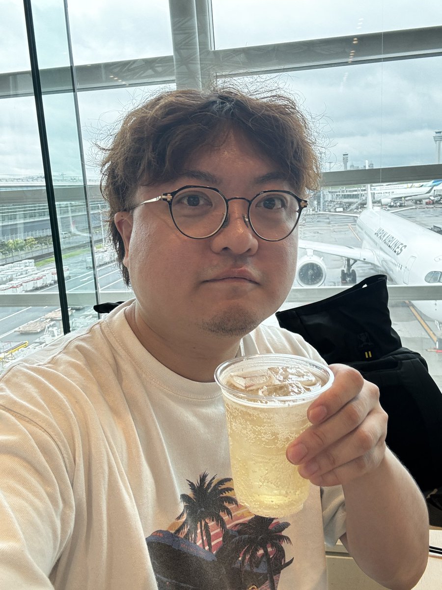 frieda0914's tweet photo. 無事羽田 荷物検査が終わり、あとは搭乗のみ！
このあとラスベガス現地へ13時間ほどかけて向かいます
まずは乗り換え先のロサンゼルスへ！
今回カメラも持参してるので、出来る範囲で動画も回してきます https://t.co/I4X2xBoRNj