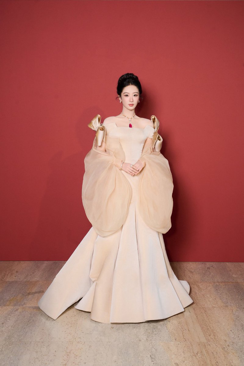 ManoodTingJeen's tweet photo. หยางจื่อ ลุคนี้คือให้เลย มาในชุดโอต์กูตูร์สไตล์เจ้าหญิง ออร่าสวยแพงงมากกก ในงานเปิดตัวนิทรรศการเครื่องประดับแ���รนด์ Pomellato ที่ปารีส https://t.co/GRHeoL1DU7