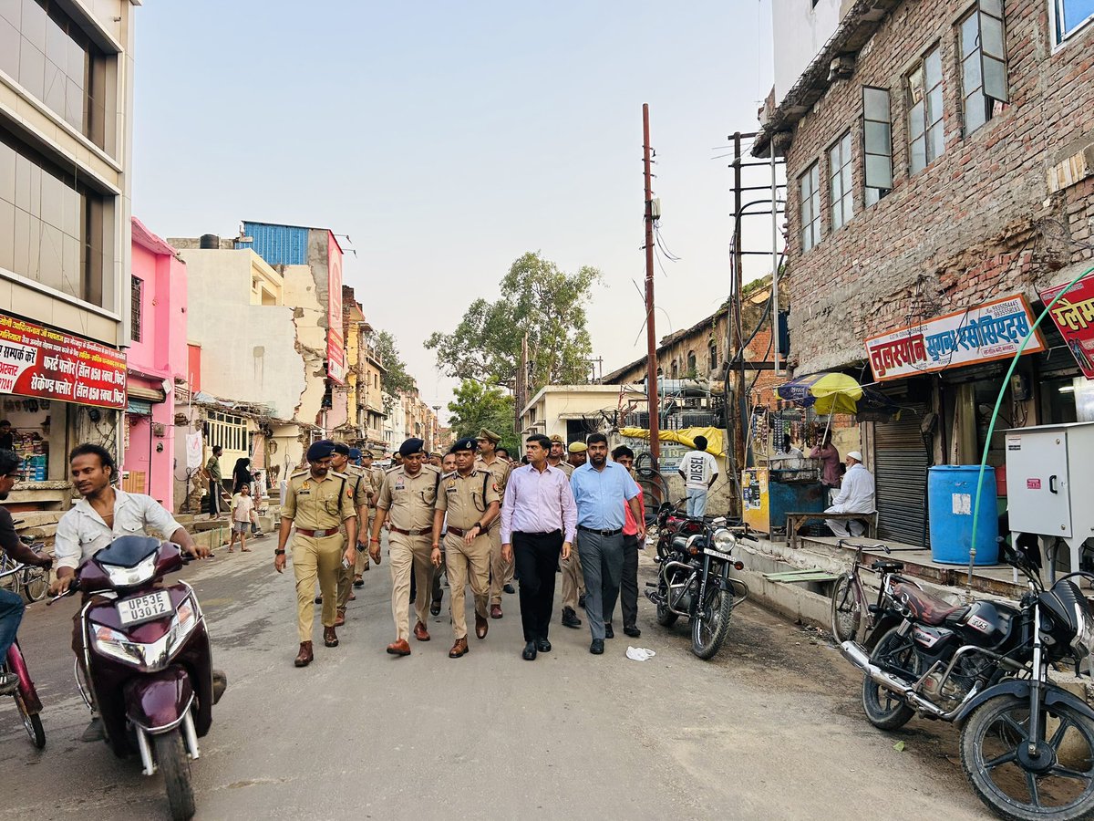 Commissionergkp's tweet photo. मण्डलायुक्त अनिल ढींगरा, डी0आई0जी0 एस0चेन्नप्पा, जिला मजिस्ट््रेट दीपक मीणा तथा वरिष्ठ पुलिस अधीक्षक डॉ0 कौस्तुभ द्वारा मोहर्रम पर्व के अवसर पर निकलने वाले जलूस मार्ग-घन्टाघर से अलीनगर/आर्यनगर चौराहे तक का निरीक्षण एवं फैलग मार्च किया। https://t.co/oGcrQbLCur