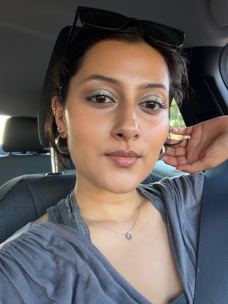 aruistired's tweet photo. blue liner blue mascara 
green eyeshadow green mascara 
👁️👁️ https://t.co/4GrcH1SW0w