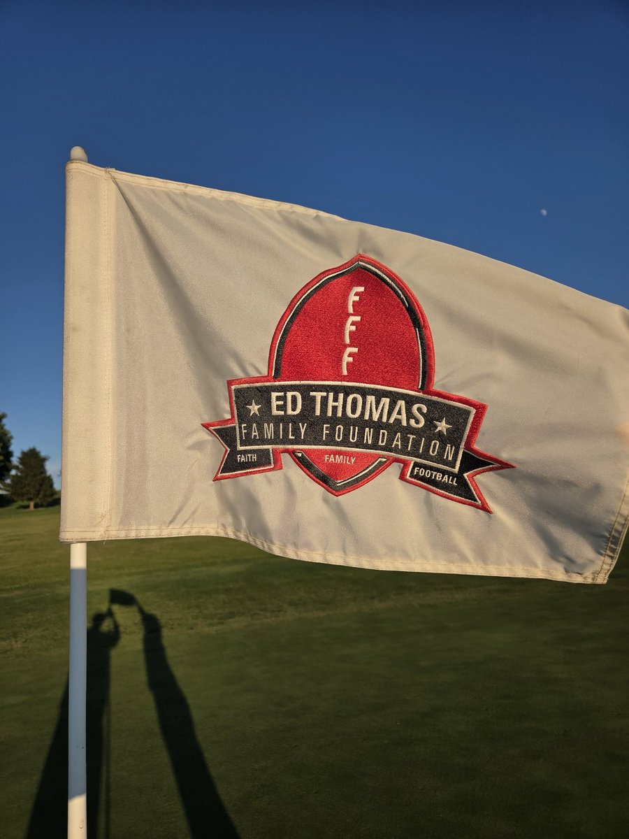 t_fleshner's tweet photo. Nice touch by Legend Trail #RedPride https://t.co/k4Dhe8LRfm