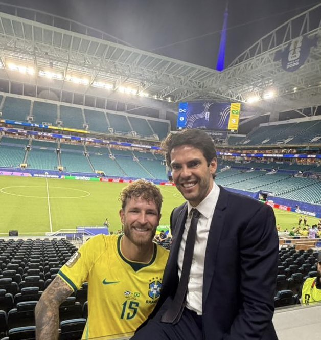 KAKA's tweet photo. Pátria amada, Brasil! Vamos juntos com a nossa seleção 🇧🇷 https://t.co/WId9pKTbsR
