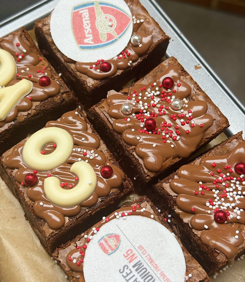 a___bakes's tweet photo. box of 6 arsenal 🫶🏼 https://t.co/ScW3cLXqLh
