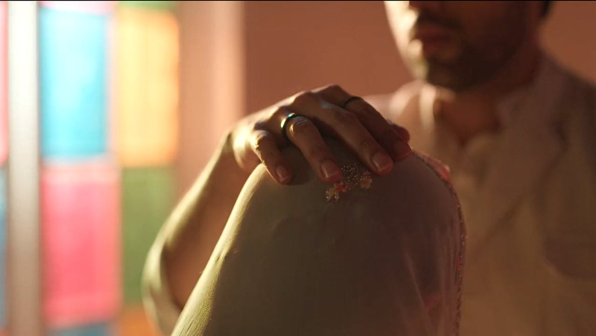 Ipurple_phoenix's tweet photo. "Please find her Mahid!
After that I won't ever ask you for anything in my life again, I need my mother"

Finally Seher broke down in Mahid's arms &amp; asked for his help💔🥺

This segment &amp; bgm when he carassed her head was so Godly🤍 
#SeherHoneKoHai #MaHer #SHKH https://t.co/SIKaVyAb3S