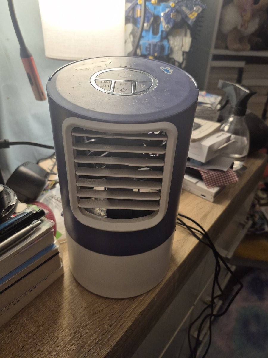 Kryiton's tweet photo. @meganfink01 @seanbwparker @JayW132 That's okay I have a fan that I can put ice cubes in. See https://t.co/tZuhf5FcMk
