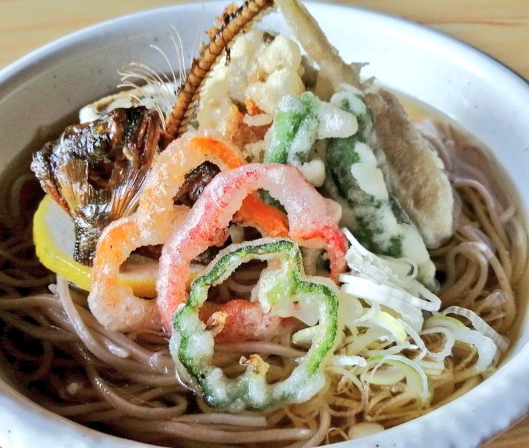 ajigen_soba's tweet photo. 揚げたての鮎の天麩羅をのせて
冷たいつゆをたっぷりかけて
鮎天の冷かけ蕎麦

からりと揚げた頭も添えて
骨まで美味しい
味源　夏のご馳走 https://t.co/PQAIvUFnkI