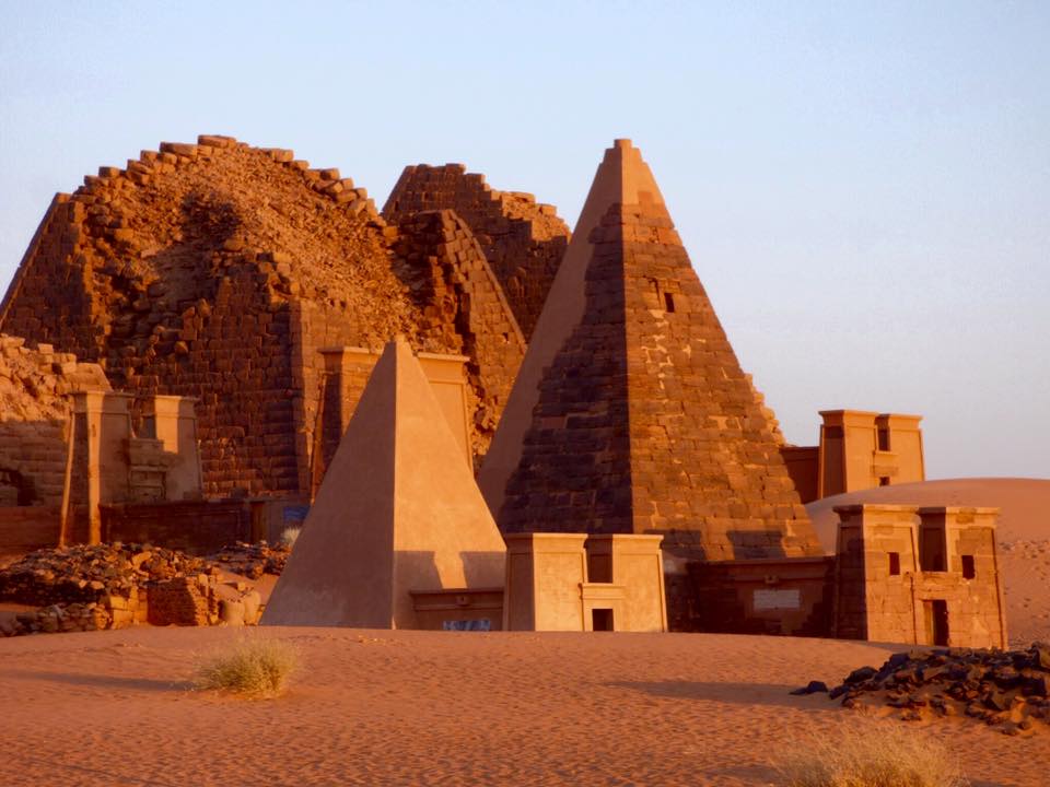 SudaneseCulture's tweet photo. Sunrise ... Golden Yellow and Pyramids - Sudan.

#SudaneseCulture
#ثقافة_سودانية https://t.co/I9XPQh0D8j