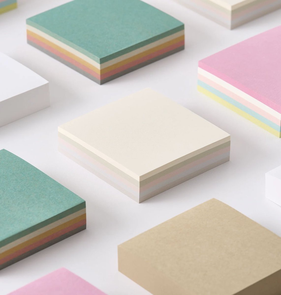 ideaswitch's tweet photo. 日常使いしやすい上質なブロックメモが入荷しました
https://t.co/2T5XPxG6J3

TAKEO PAPER PRODUCTS | ブロックメモ 90×90mm 150枚　￥550

人気のファインペーパーでつくったスタンダードなブロックメモ。卓上に置いてもうっとりします😊

繊細な風合いで優しい手触りをもつロングセラーの紙アラベール-FS、どこか懐かしい記憶を呼び起こされる、使い込んだような色と質感が魅力のファーストヴィンテージ、やさしく温かみのある触感と、やわらかいレイドが特徴のモフルを使用しています。

①アラベール ウルトラホワイト
緻密な風合いで優しい手触りを持つ紙、アラベール-FS。　四六判Y目 90kg

②ファーストヴィンテージ オーク
どこか懐かしい記憶を呼び起こされる、使い込んだような色と質感が魅力のファーストヴィンテージ。

③ ファーストヴィンテージ 5色
使い込んだような色と質感が魅力のファーストヴィンテージ。ターコイズ、アッシュ、イエローオーカー、スカーレット、ブルーグレーの5色です。

④モフル 5色
やさしく温かみのある質感と、やわらかいレイド（簀の目模様）が特徴の紙、モフル。お菓子を思わせる色味のローズ、ミルク、ペシェ、ソルベ、シトロンの5色です。

⑤NTラシャ 5色
コットンリンターパルプを配合した緻密で温かい肌触りをもつ紙、NTラシャ。ライトブルー、ラベンダー、無垢、ひわ、あさぎの5色です。

サイズ　90×90mm
入り数　150枚