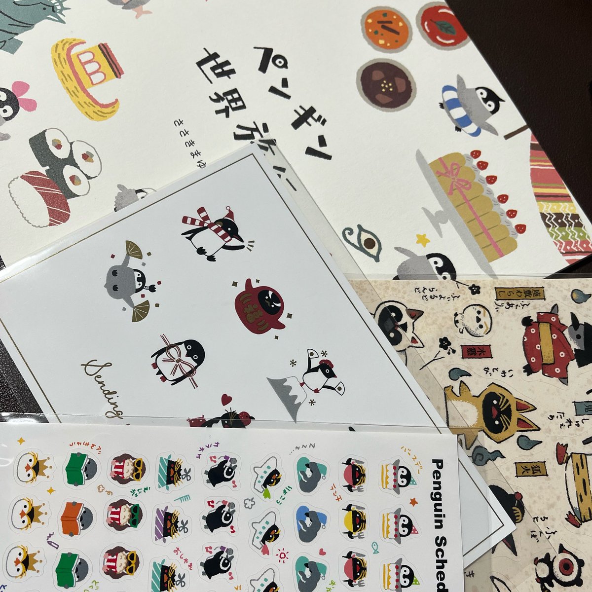 potofu_tw's tweet photo. ラッコレを見に行ったはずが、ペンギンをたくさん買ってしまった。
ラッコもかわいー https://t.co/BhFSMB40E3