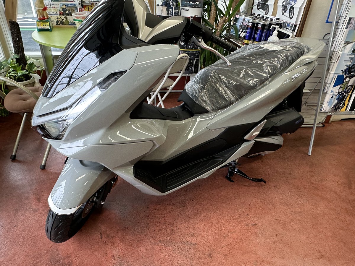 本日の入荷は人気のHONDA PCXとDIO110です〜😄