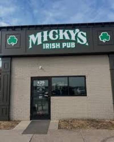 AliFra103's tweet photo. Car just broke down in some place called davenport. Figured I’d watch the blokes in their match in some excuse of a pub. Guinness didn’t make it over the pond America? #splittheg https://t.co/rUoldAF7IY