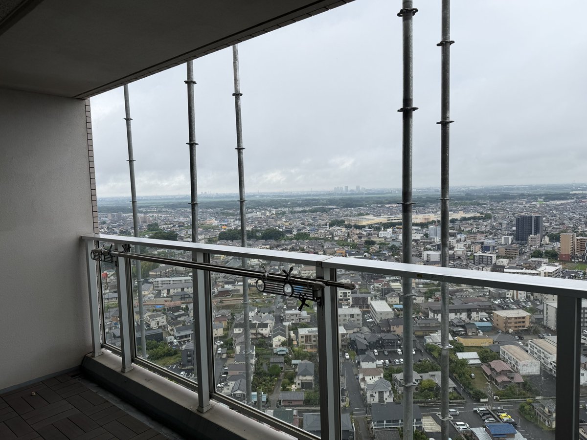 Xmotoco's tweet photo. ついに、我が家の目の前まで足場が迫ってきた。
はやく床剥がさなくては😓 https://t.co/WNi788F2P2