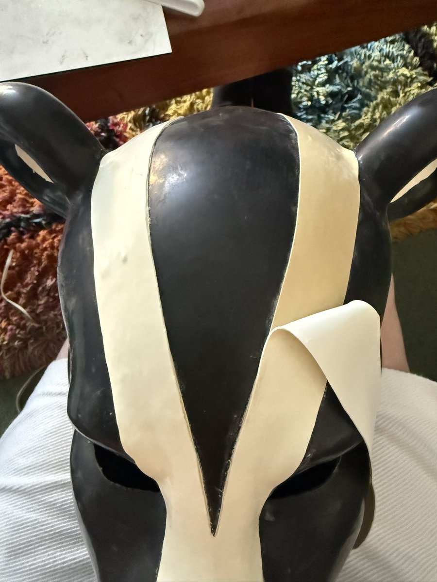 Polytherian's tweet photo. When your skunk stripes are so old they are practically orange? 

A nice trip to the latex salon and tada! White stripes again, ready for a new outing looking fabulous and monochrome again! https://t.co/EJXyuPURFy