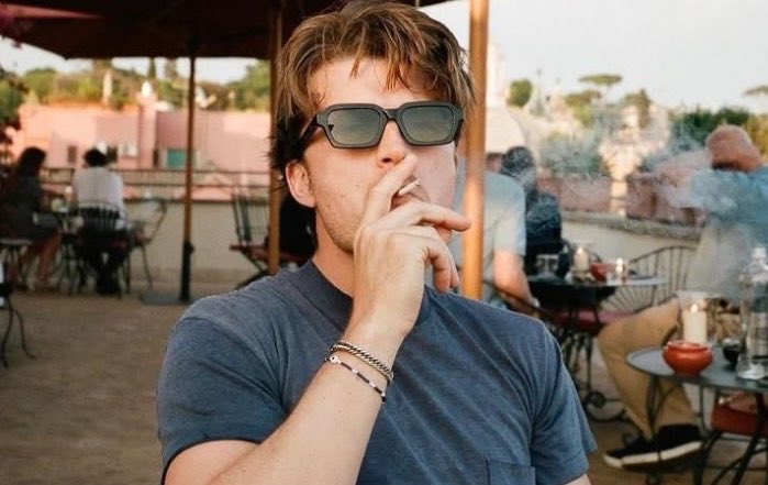 DJOLLANOV's tweet photo. i love when he wears some little cunty sunglasses https://t.co/wxZHtdIxA0