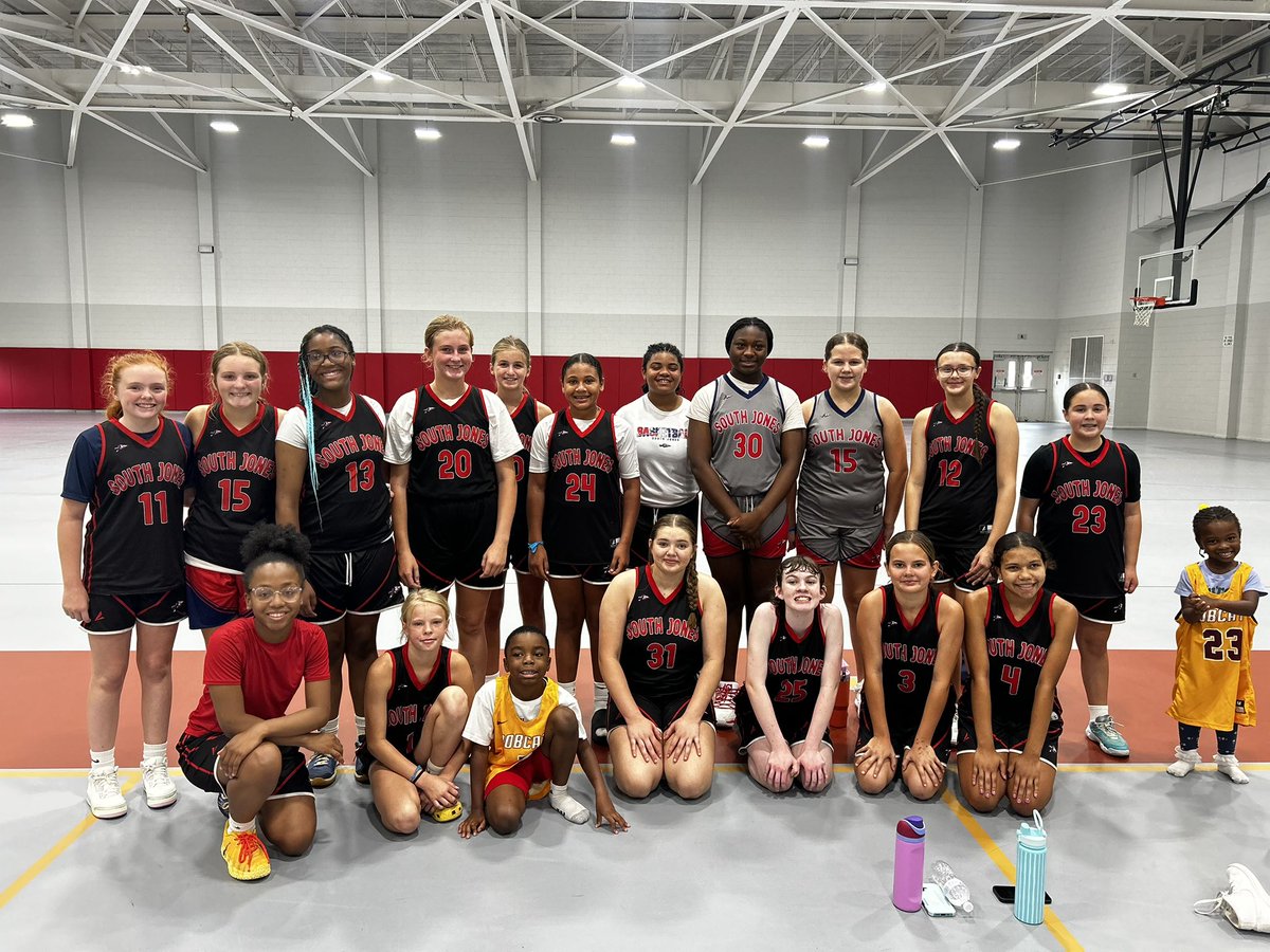 sojo_gbball's tweet photo. Thanks @JC_BobcatsWBK for hosting us today for middle school skills and drills! Our girls had fun and enjoyed competing! 1% better everyday! #emptythetank⛽️ 🔴🔵 https://t.co/MdxLwkwbMN