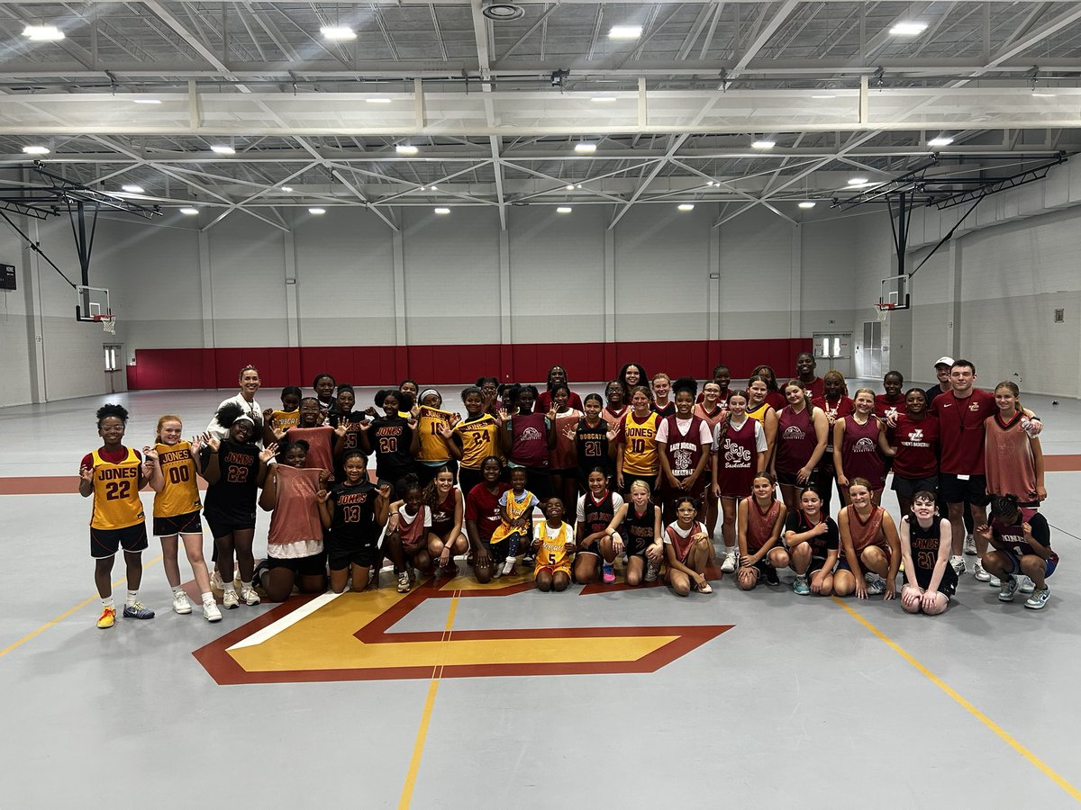 sojo_gbball's tweet photo. Thanks @JC_BobcatsWBK for hosting us today for middle school skills and drills! Our girls had fun and enjoyed competing! 1% better everyday! #emptythetank⛽️ 🔴🔵 https://t.co/MdxLwkwbMN