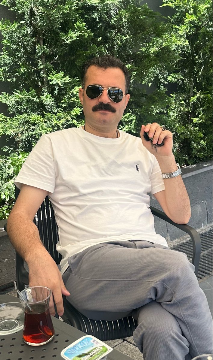 huseynanli's tweet photo. Yaşanmışlık,
Ruhun üzerine ağır ağır biriken tozlar gibidir;
Bazen anıların sıcaklığıyla parlar,
Bazen de taşıdığı yükle nefes keser
Asıl yorgunluk, yolların uzunluğundan değil,
Kalbin geçtiği yollarda bıraktığı izlerin ağırlığındandır. https://t.co/CmLUKST7lo