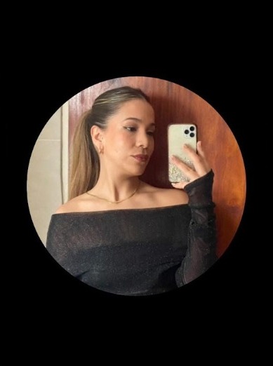 Hechosanderecho's tweet photo. #Policía #ViudaNegra 🕷️🕸️👮‍♀️🚨
La mujer de 31 años que se desempeña como agente de la Policía de Seguridad Aeroportuaria (PSA) y fue detenida en las últimas horas en Ezeiza acusada de participar en robos bajo la modalidad conocida como “viuda negra”, fue identificada como Lucía Fernanda Díaz Da Mota.
Según la causa judicial, que motorizó un allanamiento por parte de agentes de la Superintendencia de Investigaciones de Delitos Complejos y Crimen Organizado de la Bonaerense, la mujer habría contactado a un hombre a través de la aplicación Bumble. Tras intercambiar mensajes, ambos concretaron un encuentro en la localidad de Monte Grande. Luego de compartir una cena, la víctima perdió el conocimiento en circunstancias que son materia de investigación y despertó varias horas después, constatando el robo de efectos personales y objetos de valor.
El caso podría ser mucho más amplio. Los investigadores sospechan que Díaz Da Mota no actuaba sola y que formaría parte de una red mayor.
líneas de análisis que acompañan la causa judicial.