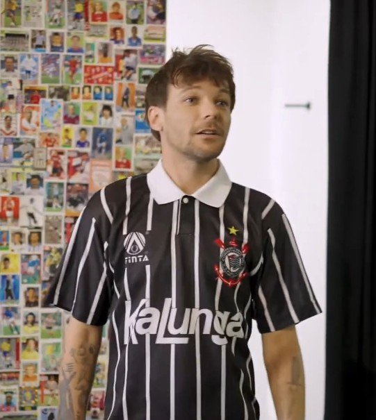 prtomlinsonbr's tweet photo. Louis para o canal AwayDays sobre vestir a blusa do Corithians: 

“Os fãs brasileiros vão amar! Eu tenho uma de cada time nesse ponto. Não tenho nenhuma afilia��ão além do Doncaster Rovers, mas essa é bonita. O que está escrito atrás, é um nome? Legal!” https://t.co/hStAc3Gzpb