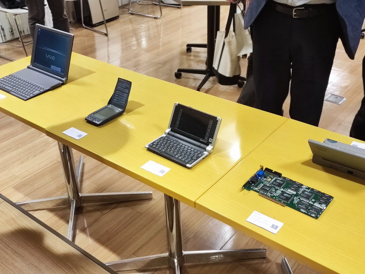 Shingi's tweet photo. PC Watchイベントの読者交流会、これまでPC Watchで紹介された懐パーツが並べられており、良かった。もちろんみんな大好きATiの『RAGE FURY MAXX』もあったで!!!! さぁ皆さんご一緒に。＼ MAXXXXXXXXXXX!!!! ／
#PCWatch https://t.co/F5hgoK6CWh