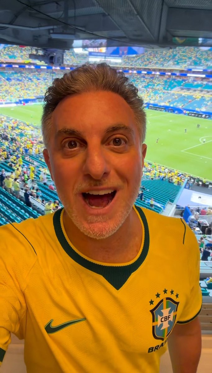 JFreiress_'s tweet photo. Como é a vida de quem acha ruim que uma pessoa receba R$ 600 do Bolsa Família. O Luciano Huck, alugou um camarote para assistir ao jogo do Brasil em Miami com toda a família. https://t.co/R1TTUYfTI0