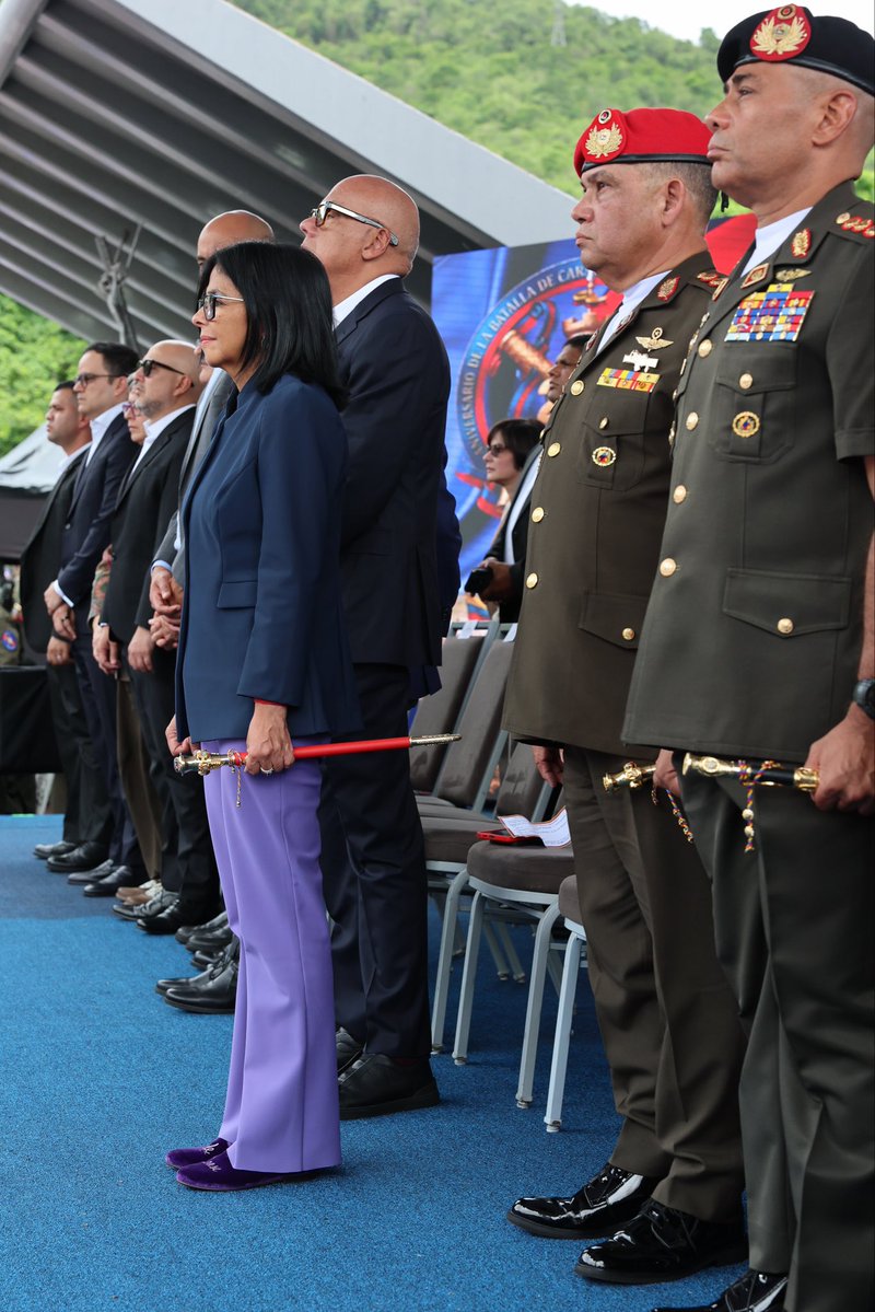maperezpirela's tweet photo. La presidenta (E) de la República, Delcy Rodríguez, lideró este miércoles 24 de junio los actos conmemorativos por los 205 años de la Batalla de Carabobo y el Día del Ejército Bolivariano. 

La actividad se desarrolló en el Patio de Honor de la Comandancia General del Ejército Bolivariano.  

La mandataria (E) estuvo acompañada por el presidente de la Asamblea Nacional (AN), Jorge Rodríguez; por los ministros para Relaciones Interiores, Justicia y Paz, Diosdado Cabello; y para la Defensa, Gustavo González López; así como por el comandante estratégico operacional de la Fuerza Armada Nacional Bolivariana, Rafael Prieto.