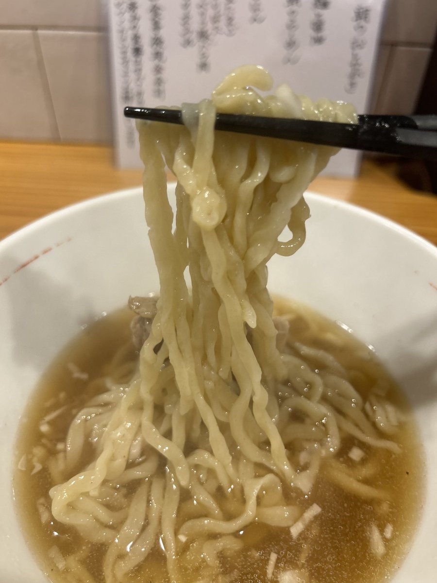beer_usi's tweet photo. らーめん かねかつ
https://t.co/45N9wN6rmA
朝のら〜めん(1000円)
現在は６時〜７時までの朝営業。
シンプルにチャーシューが載っただけのラーメンですが、スープが凄まじくウマイ‼️
一口飲んだだけで、寝ぼけた頭がスッキリするほどの旨さ。
合わされる麺は太麺ですが、麺への絡みも良く美味しい。 https://t.co/tYaMFZFfkq